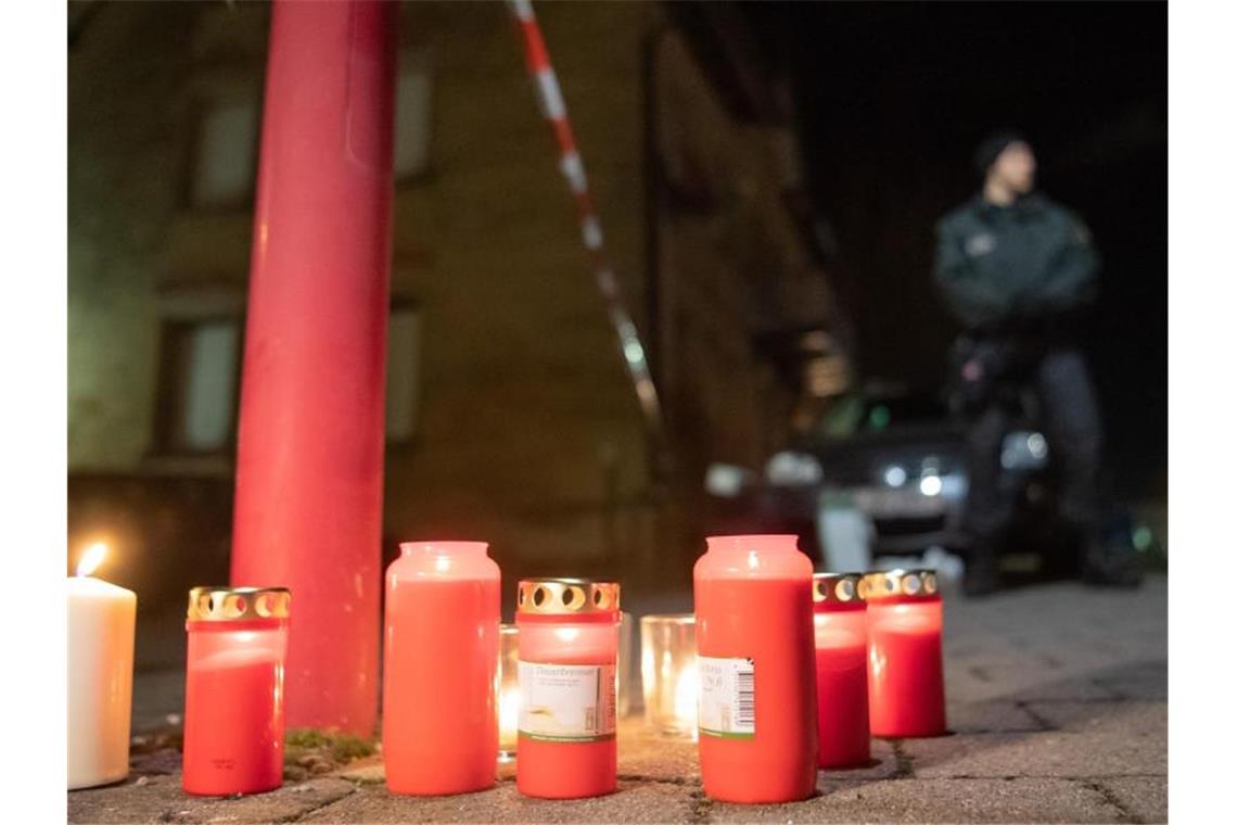 Nach Schüssen in Rot am See im Nordosten Baden-Württembergs haben Menschen Kerzen am Tatort aufgestellt. Foto: Tom Weller/dpa