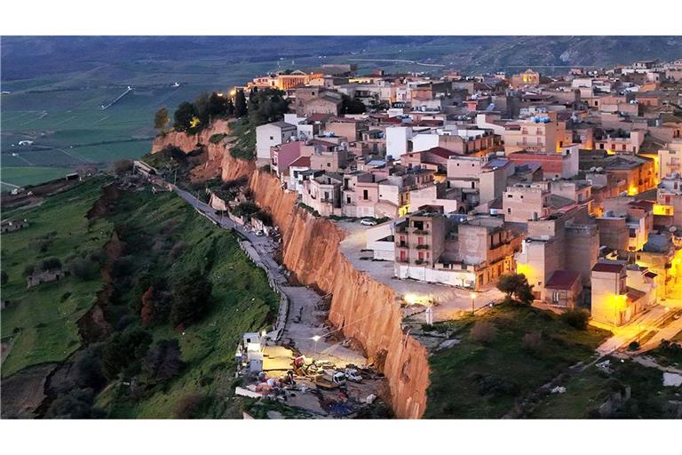 Nach schweren Unwettern droht in Niscemi ein Erdrutsch Teile eines Wohngebiets mitzureißen.