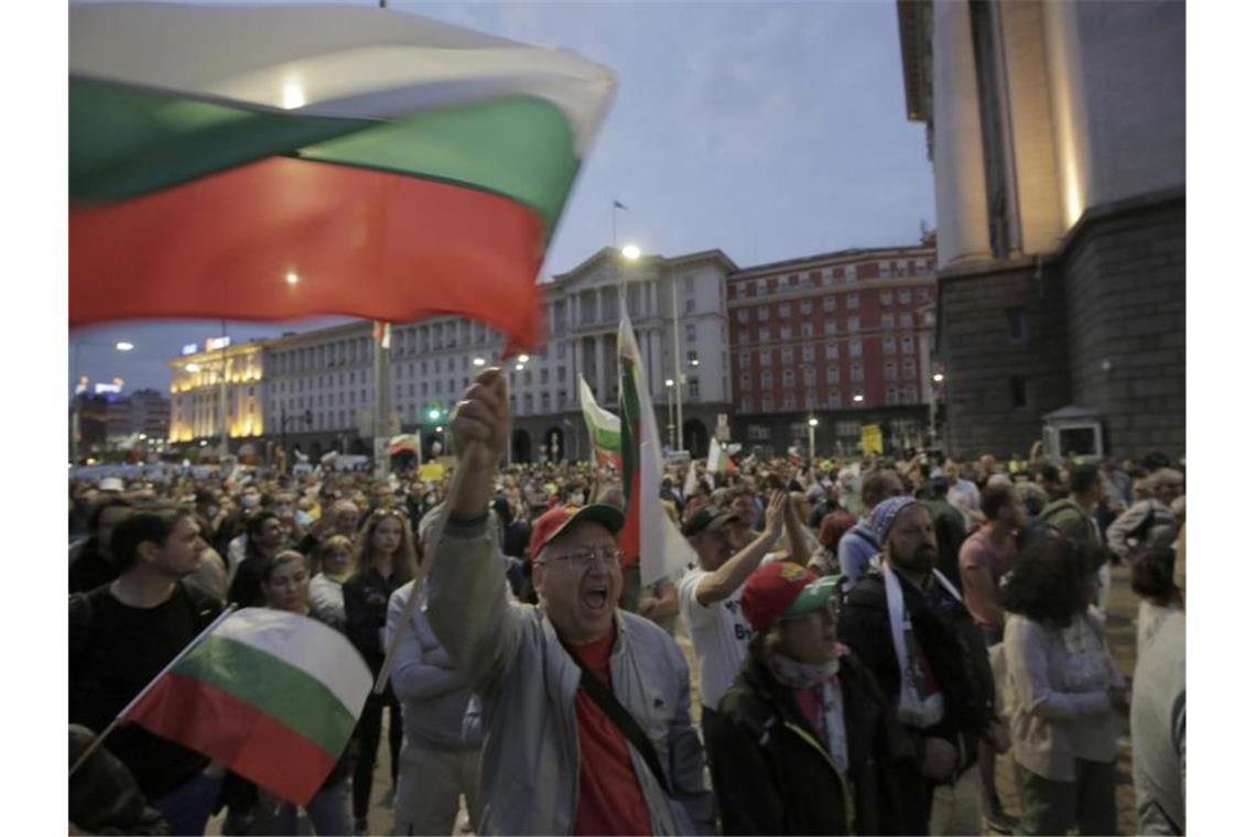 Bulgaren kämpfen gegen Korruption und Oligarchie Nach schweren Zusammenstößen von Demonstranten mit der Polizei haben Sicherheitskräfte nicht zugelassene Blockaden an großen Straßenkreuzungen der bulgarischen Hauptstadt Sofia geräumt. Foto: Valentina Petrova/AP/dpa