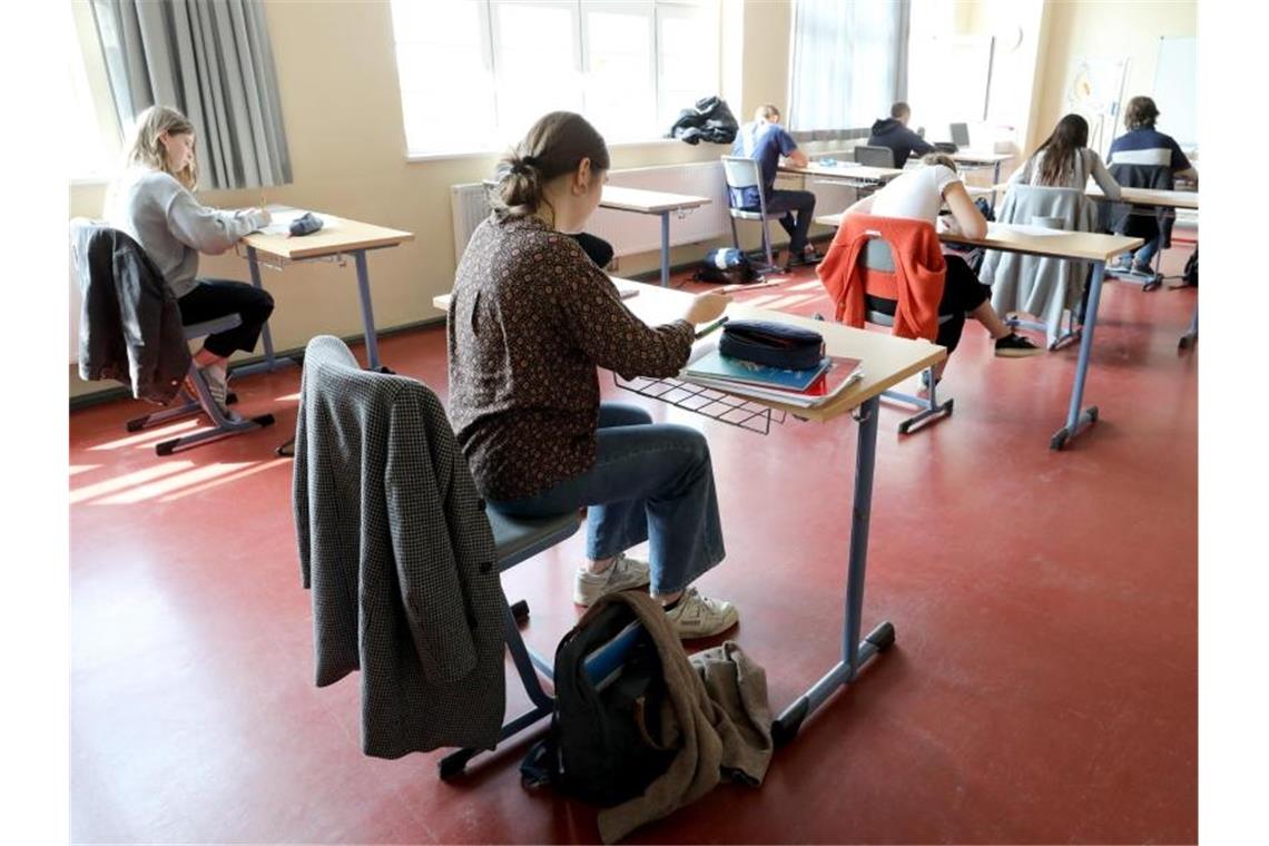 Kultusminister diskutieren Rückkehr-Vorschlag für Schulen Nach sechswöchiger Schulschließung sind Rostock erstmals wieder Schüler in ihre Schulen zurückgekehrt. Foto: Bernd Wüstneck/dpa-Zentralbild/dpa