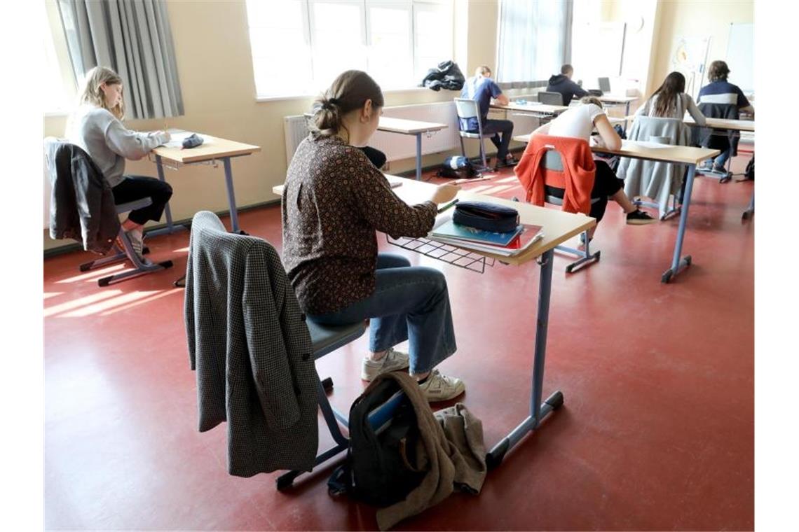 Nach sechswöchiger Schulschließung sind Rostock erstmals wieder Schüler in ihre Schulen zurückgekehrt. Foto: Bernd Wüstneck/dpa-Zentralbild/dpa