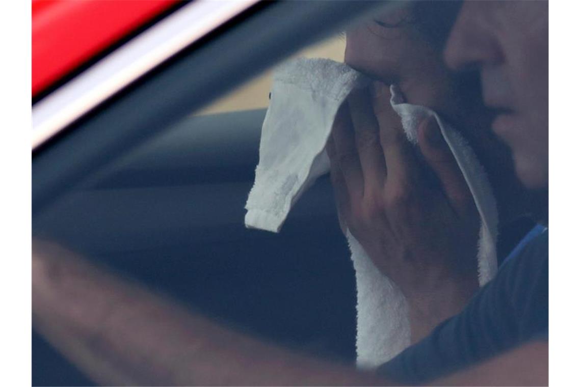 Nach seinem Aus bei der Tour de France sitzt Thibaut Pinot weinend im Begleitauto seines Teams. Foto: Thibault Camus/AP