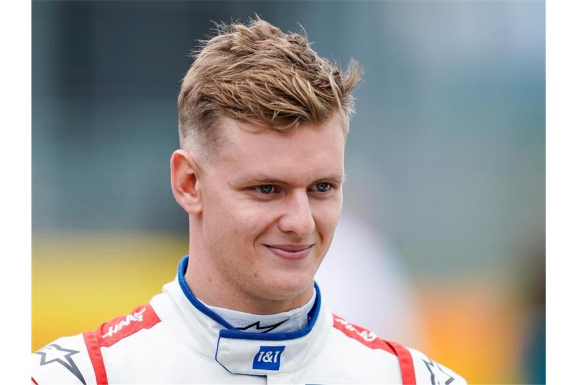 Traum in Rot: Schumacher 2022 auch Ersatzfahrer bei Ferrari Nach seinem ersten Jahr in der Königsklasse geht Mick Schumacher mit großen Erwartungen in die kommende Formel-1-Saison. Foto: James Gasperotti/ZUMA Wire/dpa