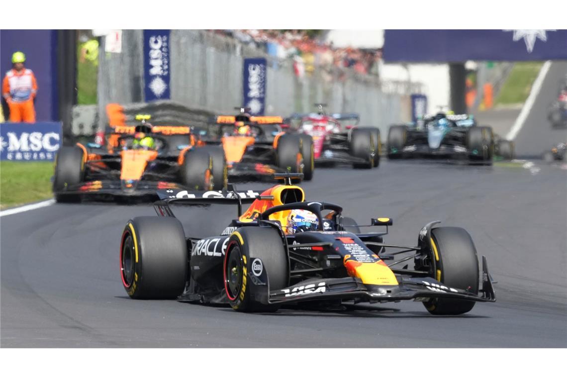 Red Bulls "Wiedergeburt": Verstappen-Jubel im roten Rauch Nach seinem Manöver beim Start gab Verstappen kurz die Führung wieder her.