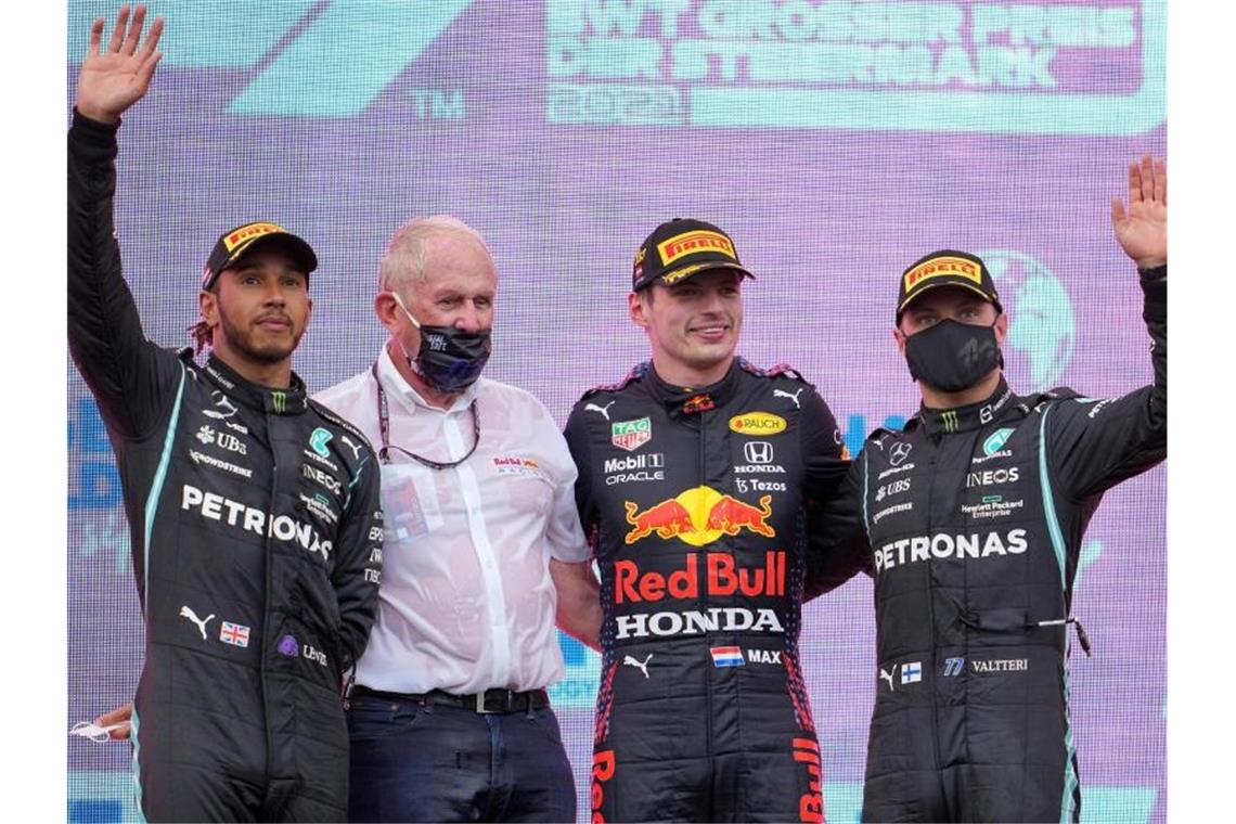 Nach seinem Sieg beim ersten Rennen in Österreich ist Max Verstappen (2.v.r.) erneut Favorit beim Heimrennen seines Red-Bull-Teams. Foto: Georg Hochmuth/APA/dpa