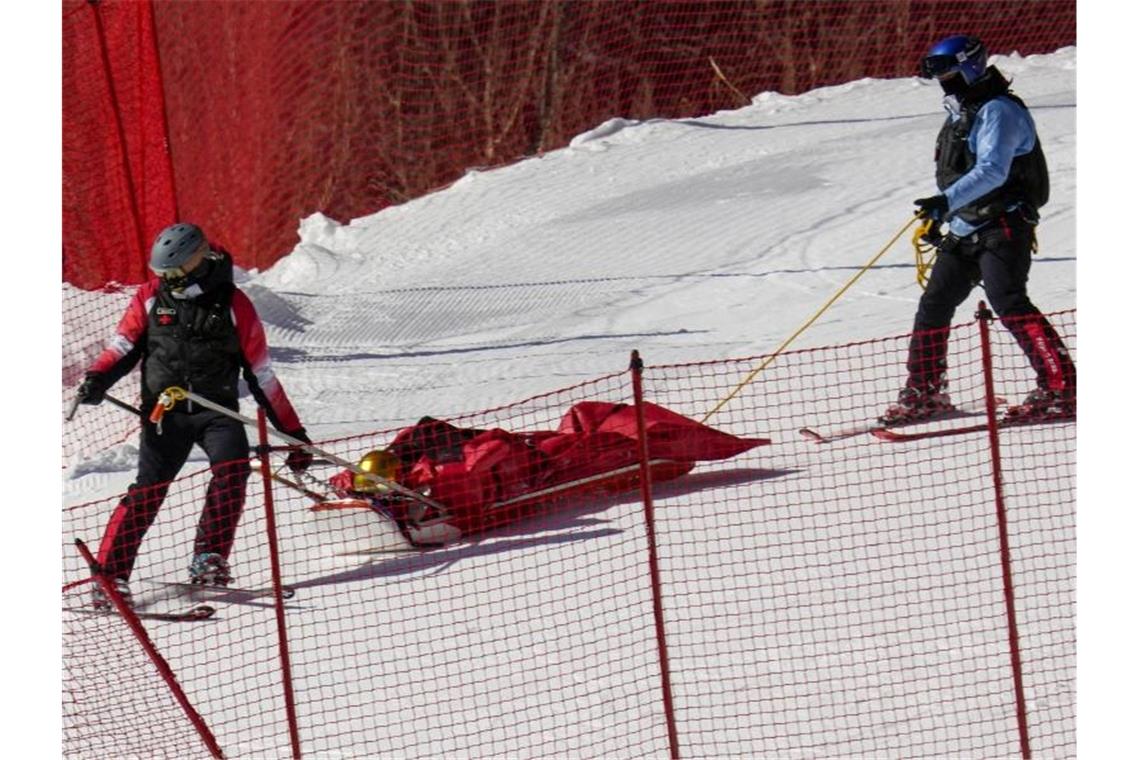 Sturz bei 128 km/h: Ski-Ass Schwaiger mit bitterem Debüt Nach seinem Sturz wird Dominik Schwaiger von Sanitätern von der Strecke gebracht. Foto: Luca Bruno/AP/dpa