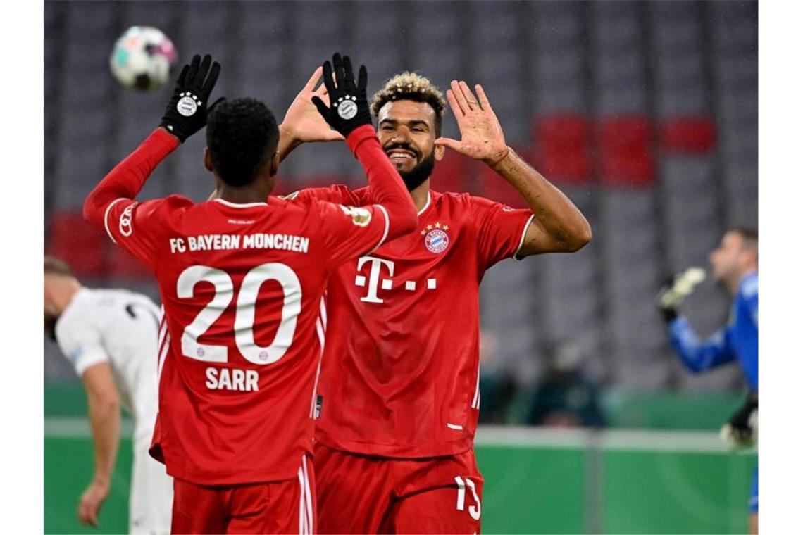 Choupo-Moting führt Bayern zum Pokalsieg: 3:0 gegen Düren Nach seinem Tor zum 1:0 gegen den FC Düren klatscht Eric Maxim Choupo-Moting (r) mit Bouna Sarr ab. Foto: Peter Kneffel/dpa