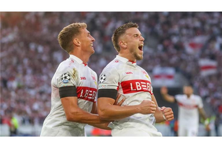 Nach seinem Treffer bejubelte Ermedin Demirović (r.) sein Tor gemeinsam mit Grischa Prömel. Mit seinem Hattrick trug er maßgeblich zum Sieg des VfB Stuttgart bei.