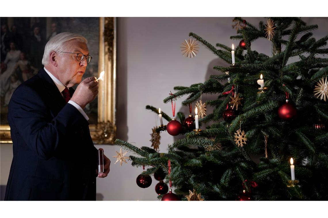 Nach seiner Ansprache entzündet Steinmeier eine Kerze am Weihnachtsbaum.
