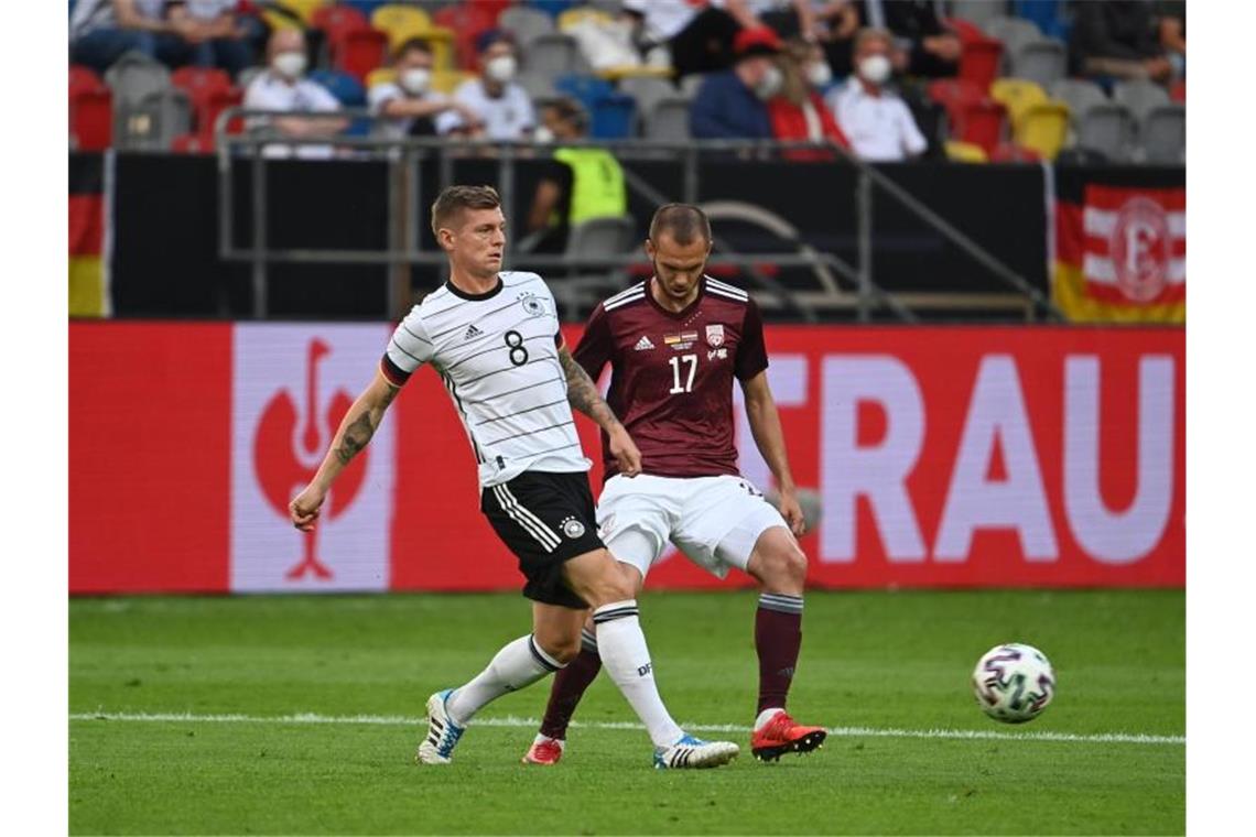 „Viele gute Dinge gemacht“: Offensive DFB-Elf weckt EM-Lust Nach seiner Corona-Infektion zog Toni Kroos (l) im Mittelfeld wieder die Fäden. Foto: Federico Gambarini/dpa