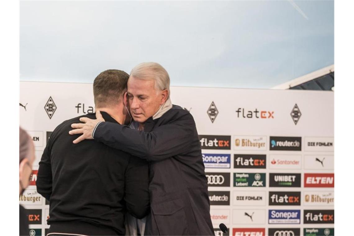 Nach seiner Erklärung wird Max Eberl (l) von der Gladbach-Legende Rainer Bonhoff umarmt. Foto: Christian Verheyen/Borussia Mönchengladbach/dpa