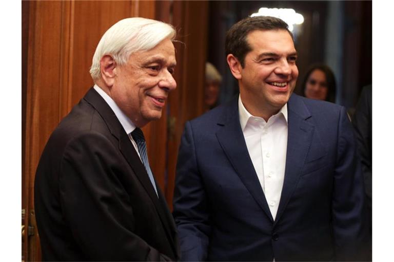 Nach seiner Niederlage bei den Europawahlen: Alexis Tsipras (r.), Premierminister von Griechenland, trifft sich mit Staatspräsident Prokopis Pavlopoulos. Foto: Petros Giannakouris/AP