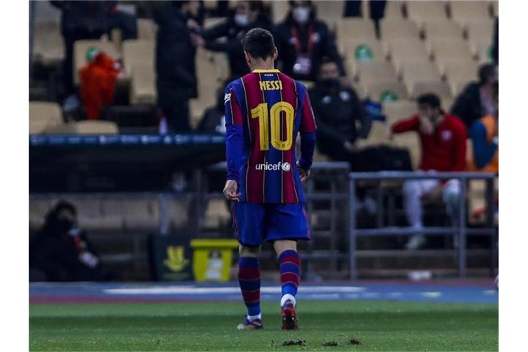 Nach seiner Roten Karte geht Superstar Lionel Messi vom FC Barcelona vom Spielfeld. Foto: Miguel Morenatti/AP/dpa