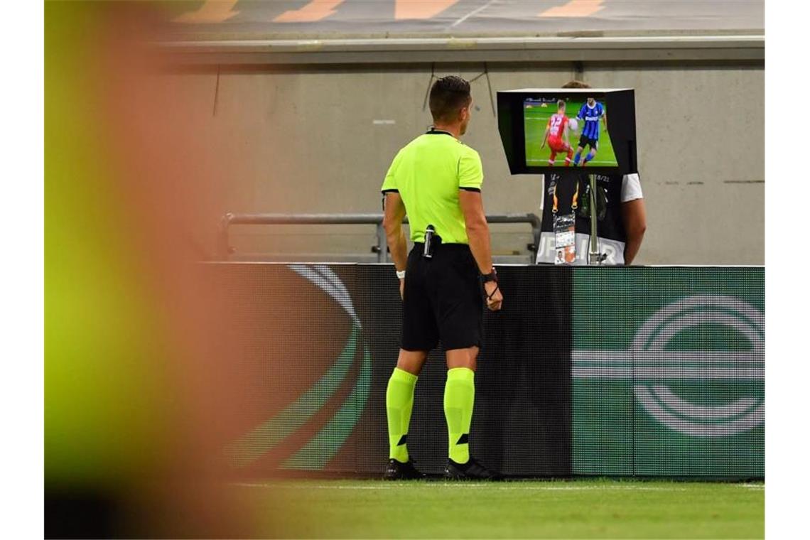 Nach Sicht der TV-Bilder nahm Schiedsrichter Carlos del Cerro Grande einen Handelfmeter gegen Leverkusen zurück. Foto: Marius Becker/dpa