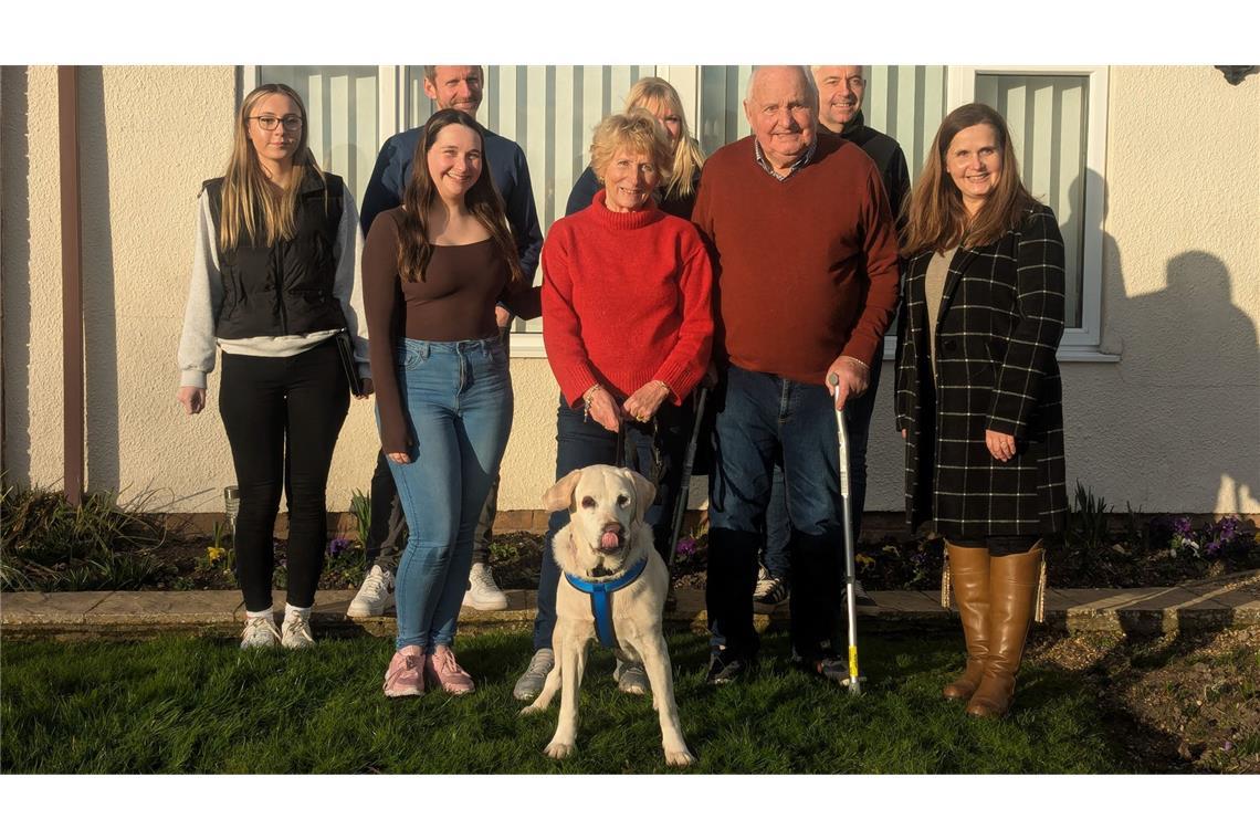 Gestohlener Hund nach sieben Jahren mit Besitzern vereint Nach sieben Jahren endlich wieder vereint: Labrador-Hündin Daisy und ihre Besitzer.