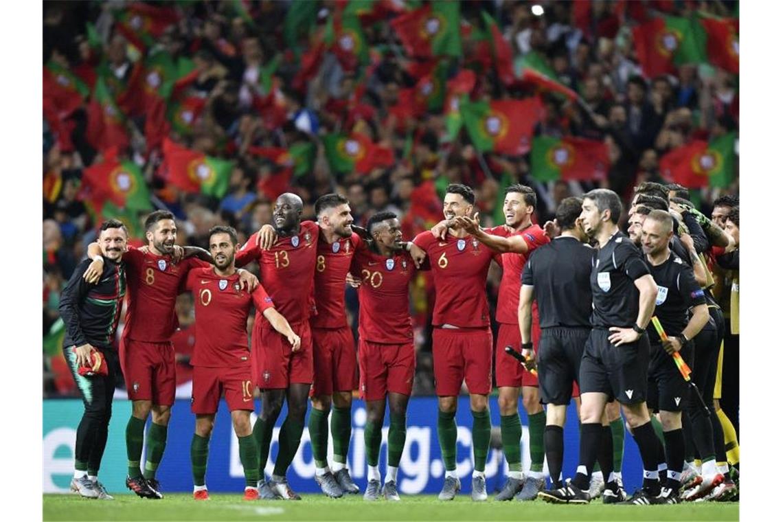 Portugal gewinnt die erste Ausgabe der Nations League Nach Spielende feiert die portugiesische Mannschaft mit ihren Fans. Foto: Martin Meissner/AP