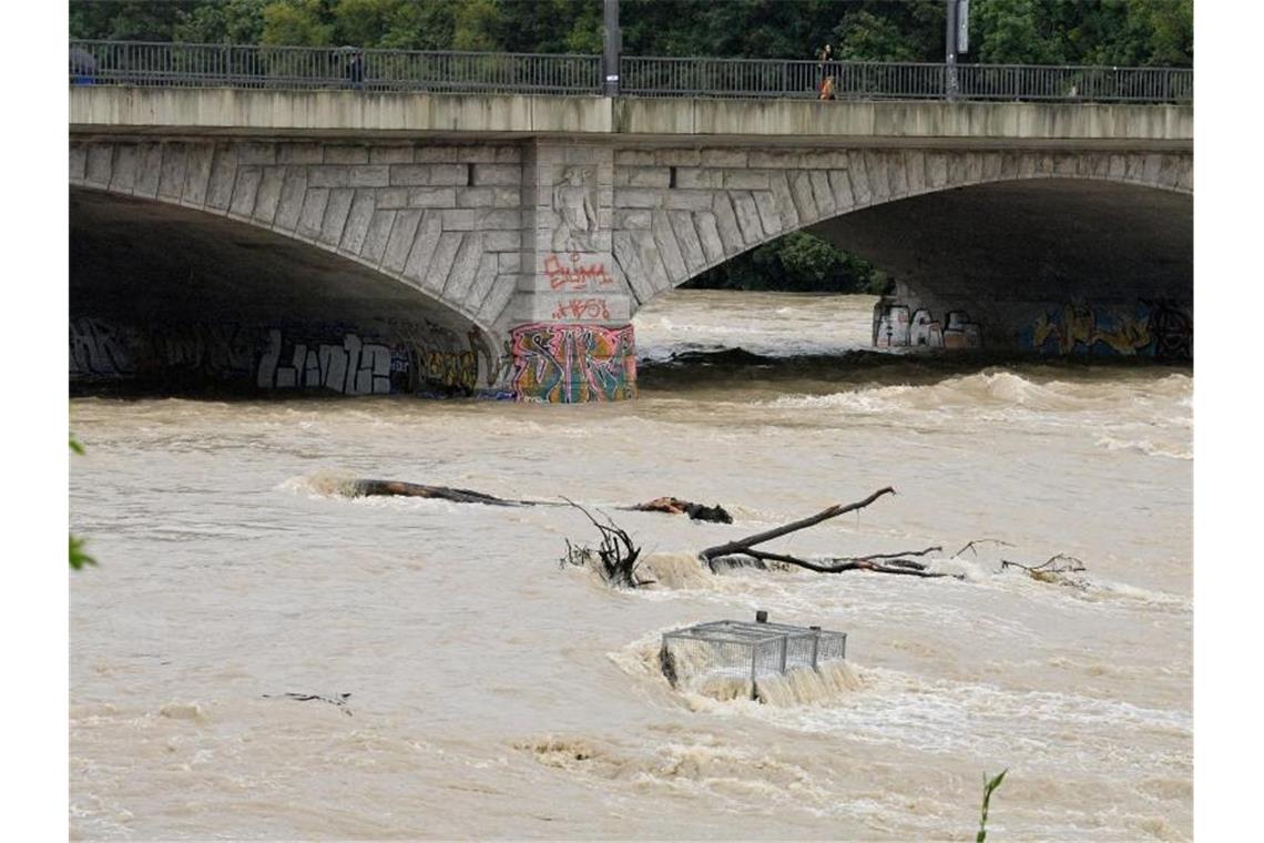 Nach starkem Regen fließt braunes Wasser unter der Reichenbachbrücke durch das Flussbett der Isar in München. Foto: Peter Kneffel/dpa