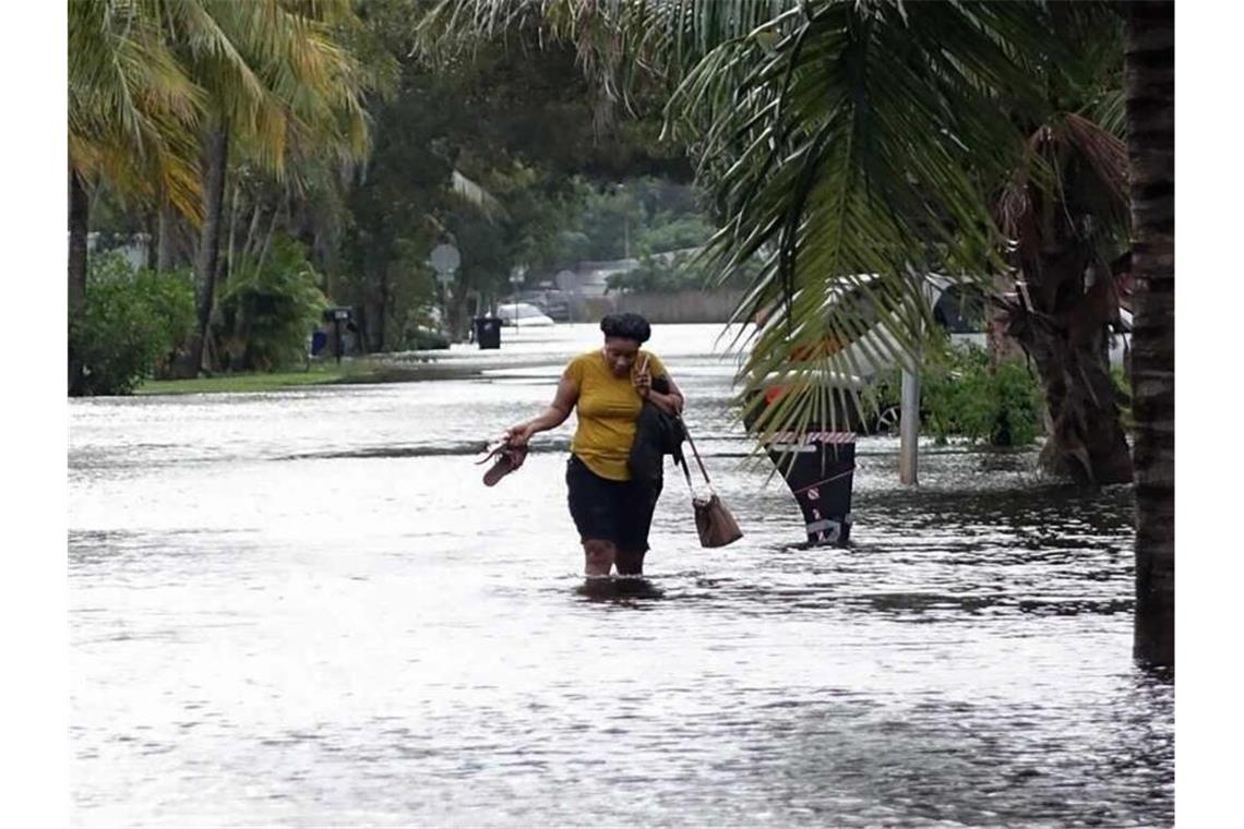 „Eta“ stürmt in Florida - Suche nach 100 Opfern beendet Nach starken Regenfällen steht das Hochwasser in den Straßen von Fort Lauderdale. Foto: Joe Cavaretta/South Florida Sun-Sentinel/AP/dpa