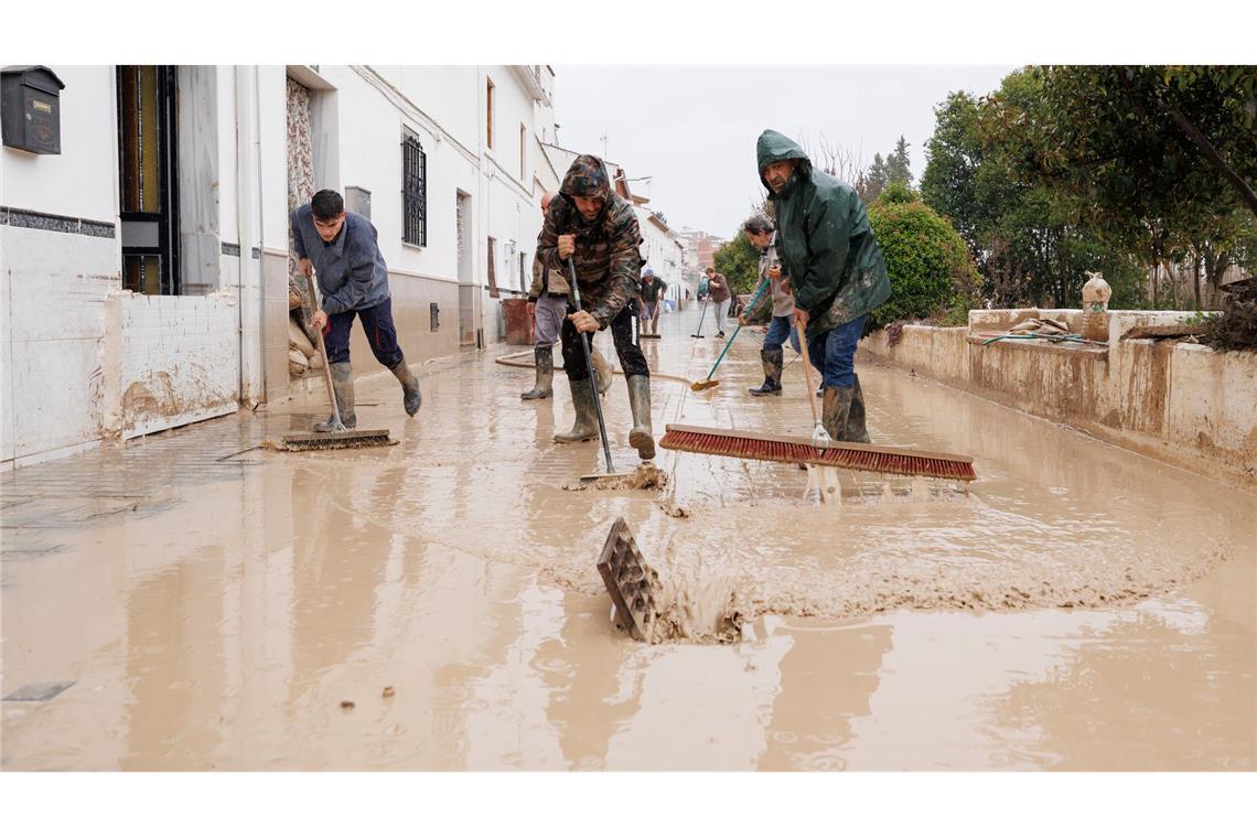Nach Sturmtief Leonardo: Aufräumarbeiten in Villanueva Mesía, Granada, nach Überflutung