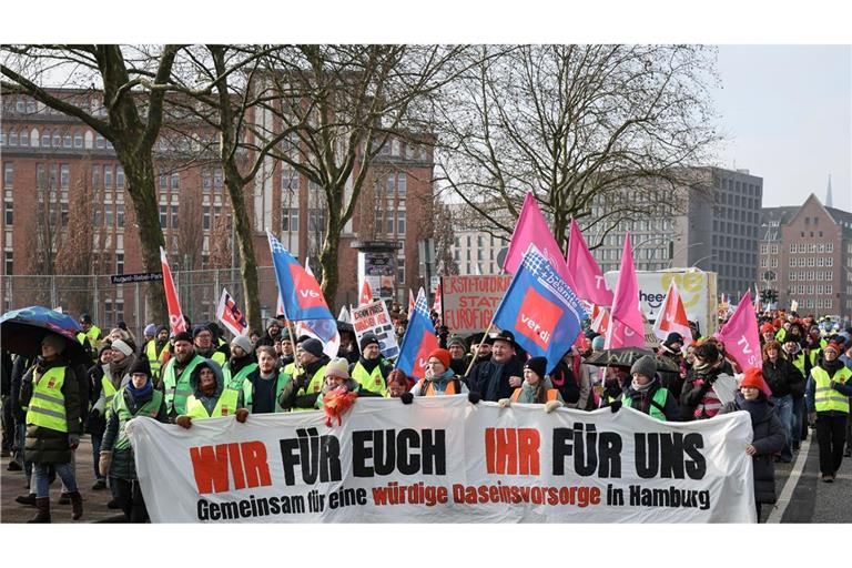 Nach tagelangen Protesten wie hier in Hamburg gehen die Tarifverhandlungen in die wohl letzte Runde. (Archivfoto)