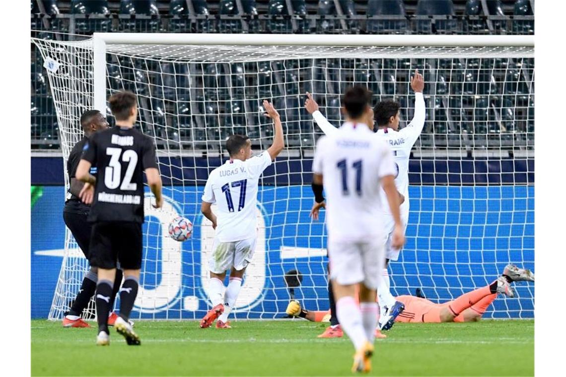 Nach Thurams (l) sah es schon nach einem Sieg für Gladbach aus. Foto: Marius Becker/dpa