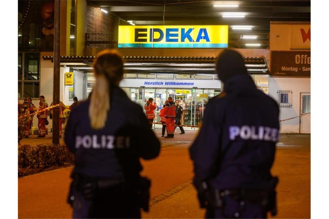 Nach tödlichen Schüssen im niederbayerischen Abensberg hat die Polizei zwei Menschen festgenommen. Foto: Armin Weigel/dpa
