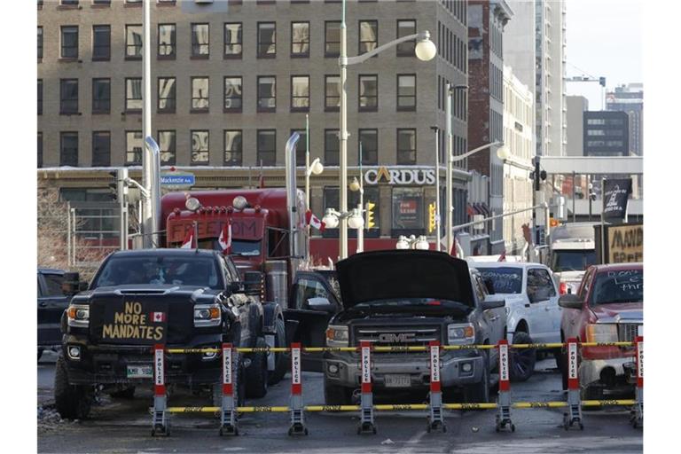 Nach über einer Woche Trucker-Protesten in Ottawa wurde nun in der kanadischen Hauptstadt der Notstand ausgerufen. Foto: Patrick Doyle/The Canadian Press/AP/dpa