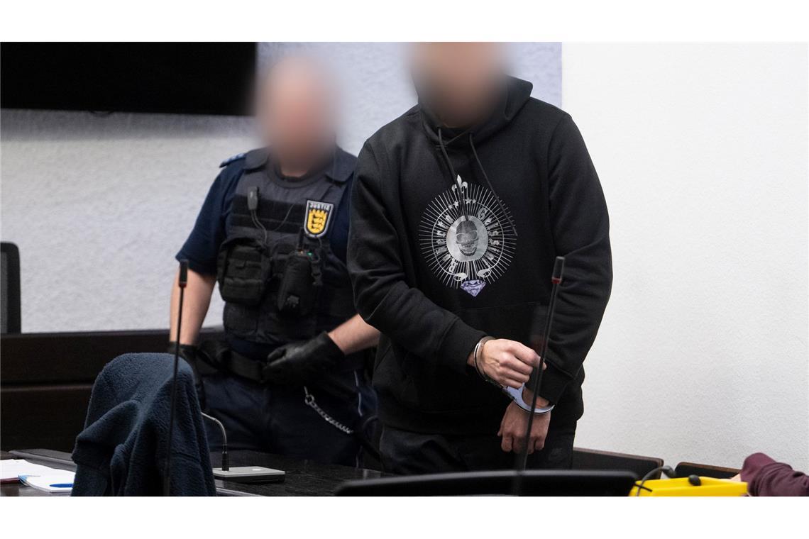 Nach Überzeugung der Kammer lauerte der Täter seiner Bekannten Ende Februar 2026 im Wald auf, riss sie auf ihrem Heimweg vom E-Scooter und ermordete sie. (Archivbild)