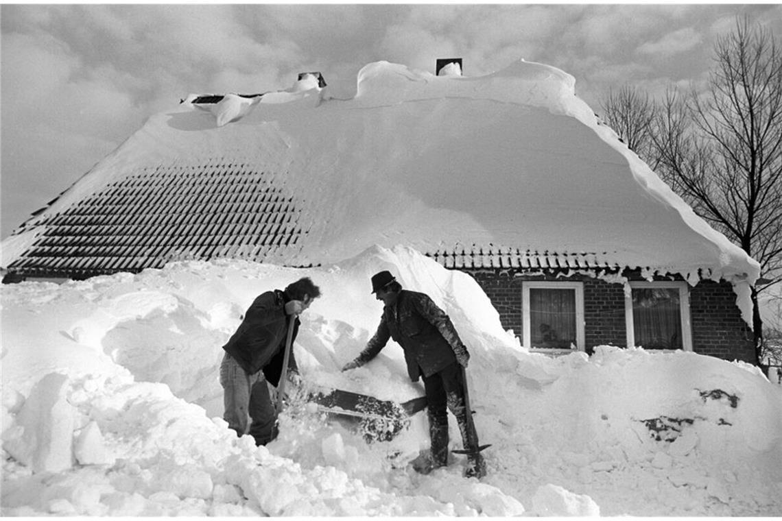 Nach und nach, wie hier in Loose (Kreis Rendsburg-Eckernförde), finden sich die Autos unter den Schneebergen wieder.