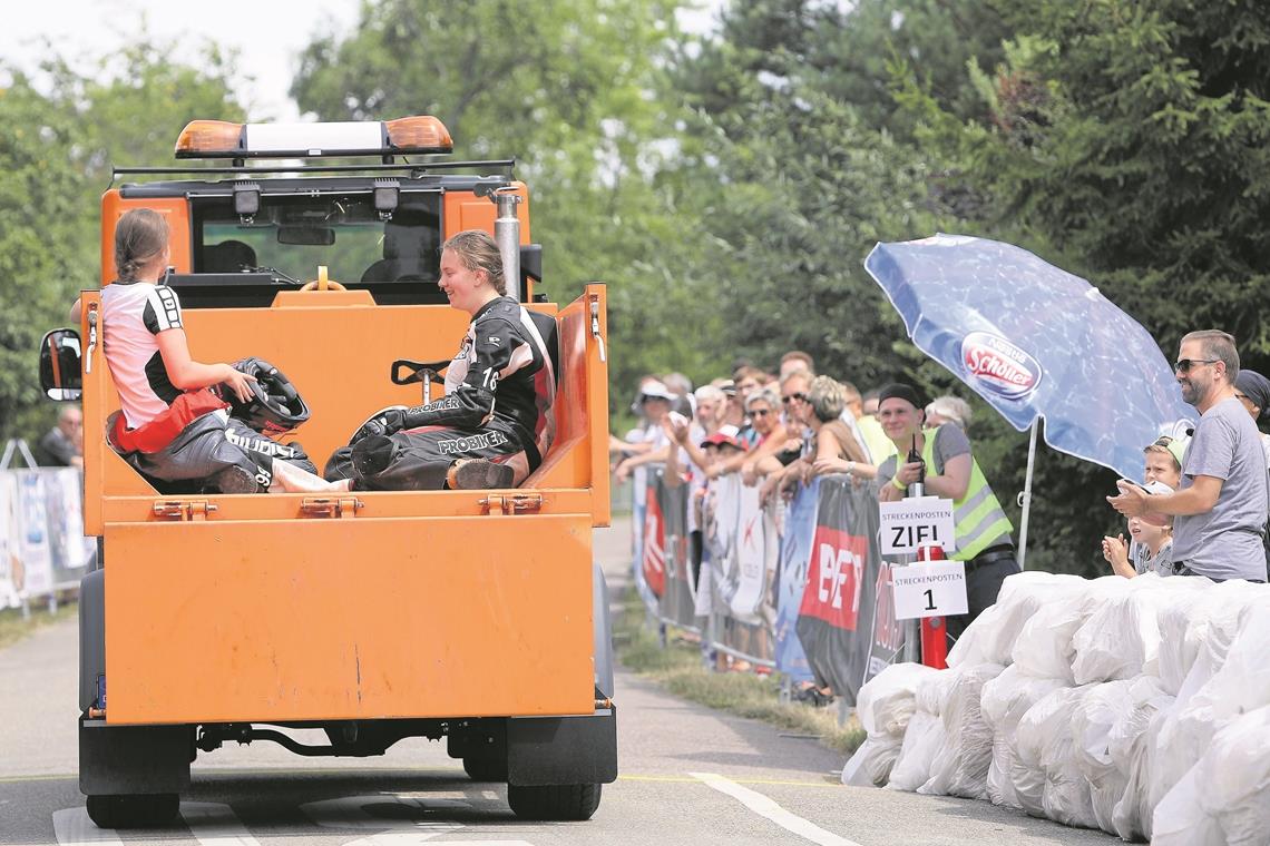 Nach unten fuhren sie auf Bobbycars, den Weg nach oben bestritt mancher Fahrer auf der Ladefläche eines Streckenfahrzeugs.