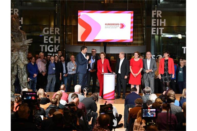 Nach Verkündung des Abstimmungsergebnisses stehen die beiden siegreichen Kandidatenpaare auf der Bühne im Willy-Brandt-Haus. Foto: Bernd Von Jutrczenka/dpa