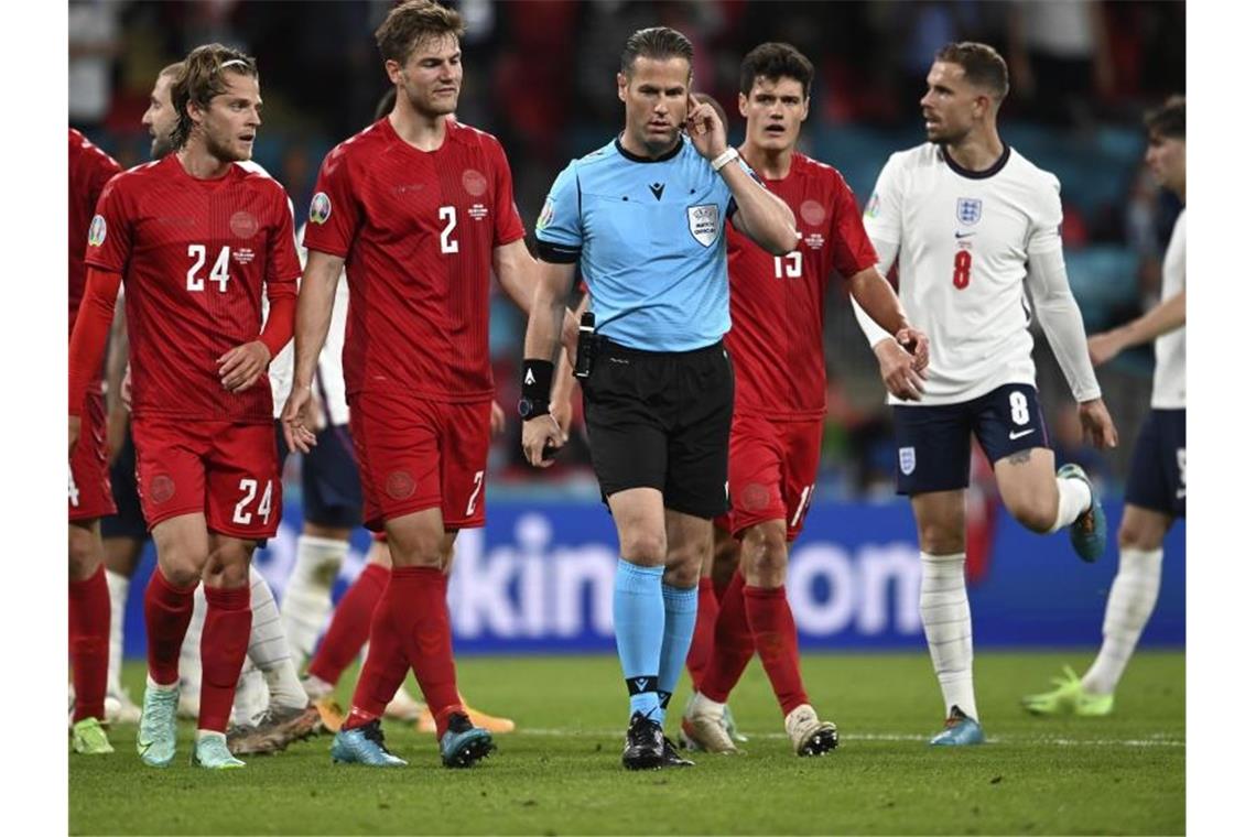 Nach Krimi gegen Dänemark: England folgt Italien ins Finale Nach Videobeweis entschied Schiedsrichter Danny Makkelie auf Elfmeter für die Three Lions. Foto: Andy Rain/Pool EPA/AP/dpa