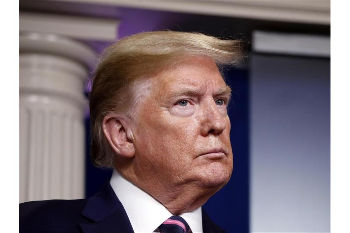 Versuch der Schadensbegrenzung nach Desinfektionsmittel-Idee Nach viel öffentlicher Kritik und offiziellen Warnungen hat sich US-Präsident Donald Trump bemüht, seine Idee zu Desinfektionsmittel-Injektionen gegen das Coronavirus wieder einzufangen. Foto: Alex Brandon/AP/dpa