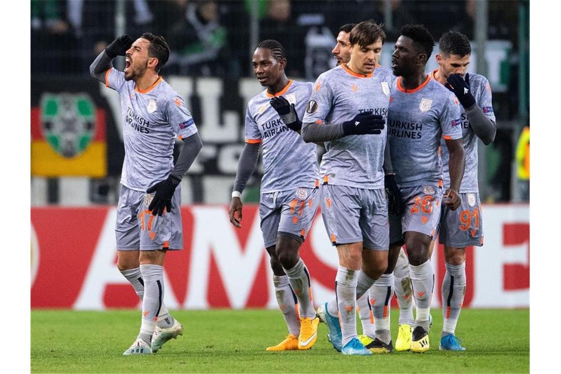 Heimpleite gegen Basaksehir: Gladbach ausgeschieden Nach vor dem Seitenwechsel durften sich die Basaksehir-Profis über den Ausgleich freuen. Foto: Marius Becker/dpa