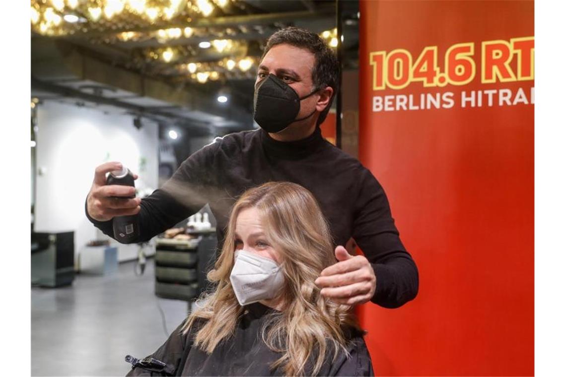 Nach wochenlanger Zwangspause dürfen die Friseursalons wieder öffnen. Foto: Gerald Matzka/dpa-Zentralbild/dpa