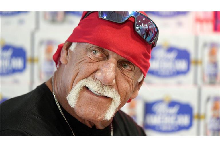 Nach zunehmenden Spekulationen über seinen Gesundheitsstand stirbt Hulk Hogan am 24. Juli 2025 in seinem Haus in Clearwater, Florida im Alter von 71 Jahren.