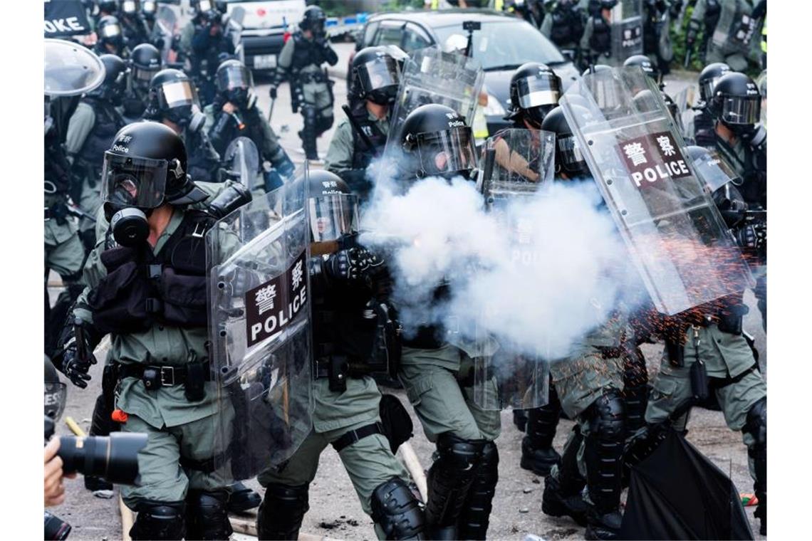 Neue Zusammenstöße in Hongkong - Wasserwerfer auf der Straße Nach zwei friedlichen Wochen in Hongkong: Polizeibeamte setzen wieder Tränengas gegen Demonstranten ein. Foto: Aidan Marzo/SOPA Images via ZUMA Wire