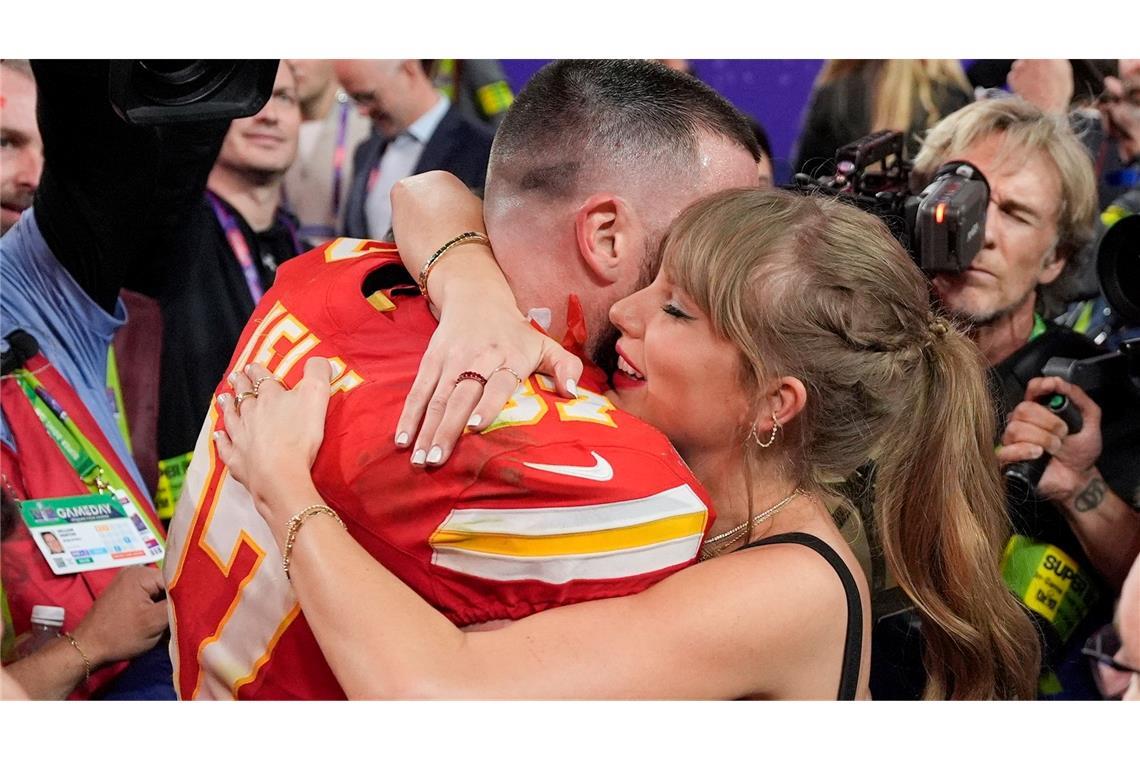 Vater von Travis Kelce verrät Verlobungs-Details Nach zwei Jahren als Paar sind sie nun miteinander verlobt. (Archivbild)