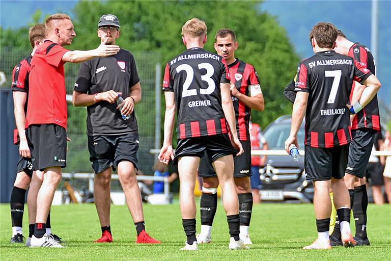 Nach zwei Siegen aus den ersten drei Saisonspielen auf einem guten Weg: Trainer Hannes Stanke (links) und die Allmersbacher Landesliga-Fußballer. Nun wartet auf den SVA das Gastspiel beim Verbandsliga-Absteiger VfR Heilbronn. Foto: Tobias Sellmaier