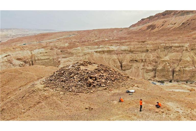 Nachal Sohar: Israelische Forscher arbeiten bei einer Ausgrabungsstätte. Israelische Forscher haben in der Nähe des Toten Meers eine riesige pyramidenartige Struktur entdeckt.
