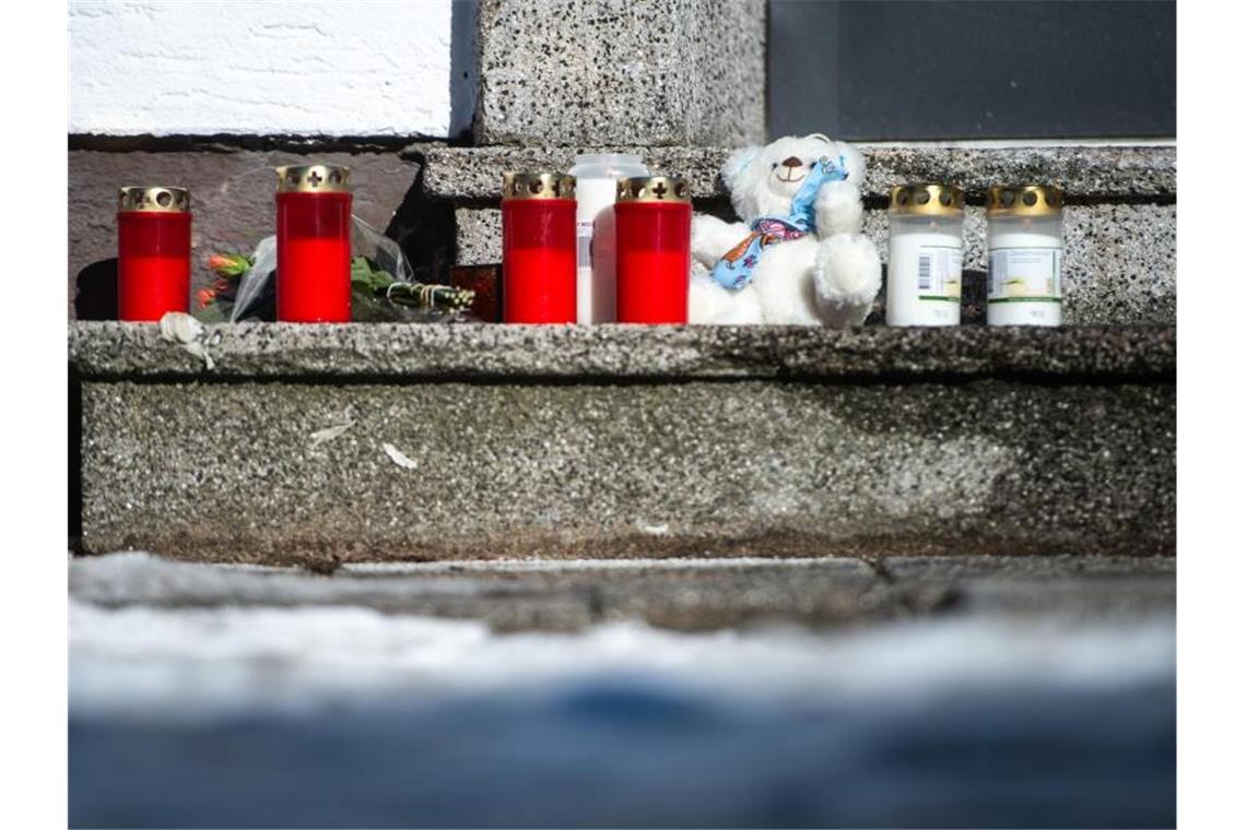 Bluttat mit fünf Toten: Vater tötet Familie und sich selbst Nachbarn bringen ihre Trauer mit Kerzen und einem Teddybär zum Ausdruck. Foto: Jonas Güttler/dpa