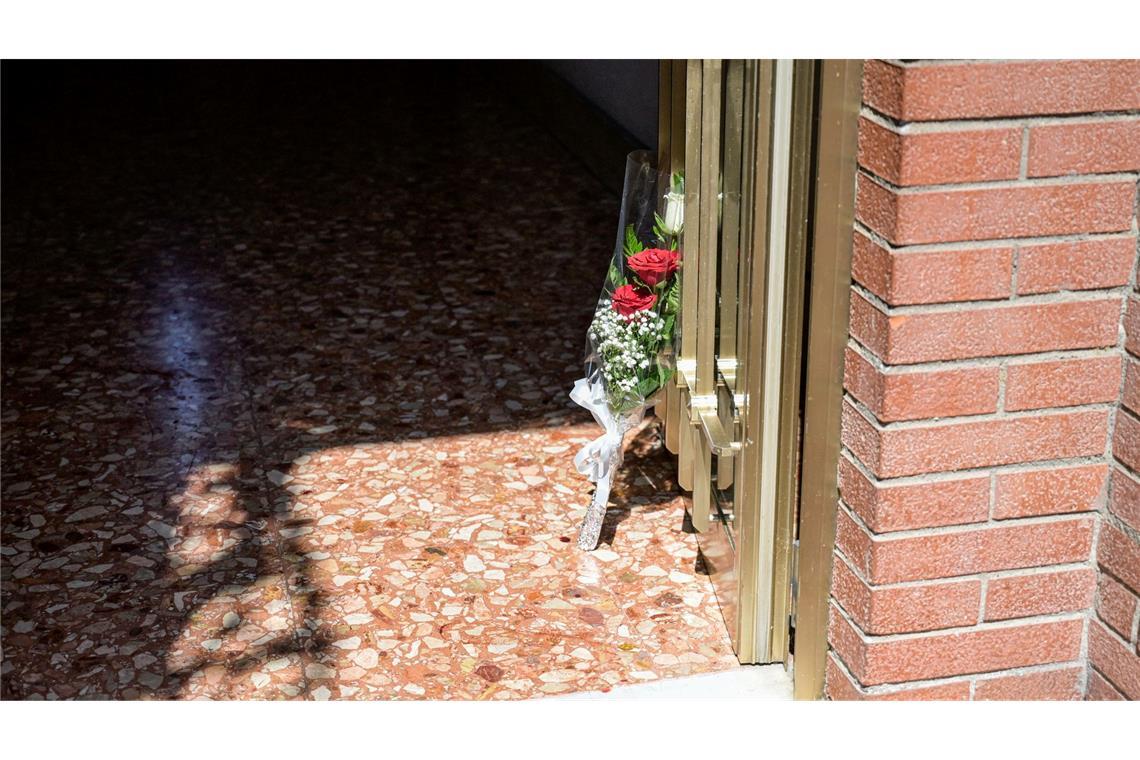 Nachbarn der Ermordeten berichteten von einem lautstarken Streit in der Wohnung der Familie.