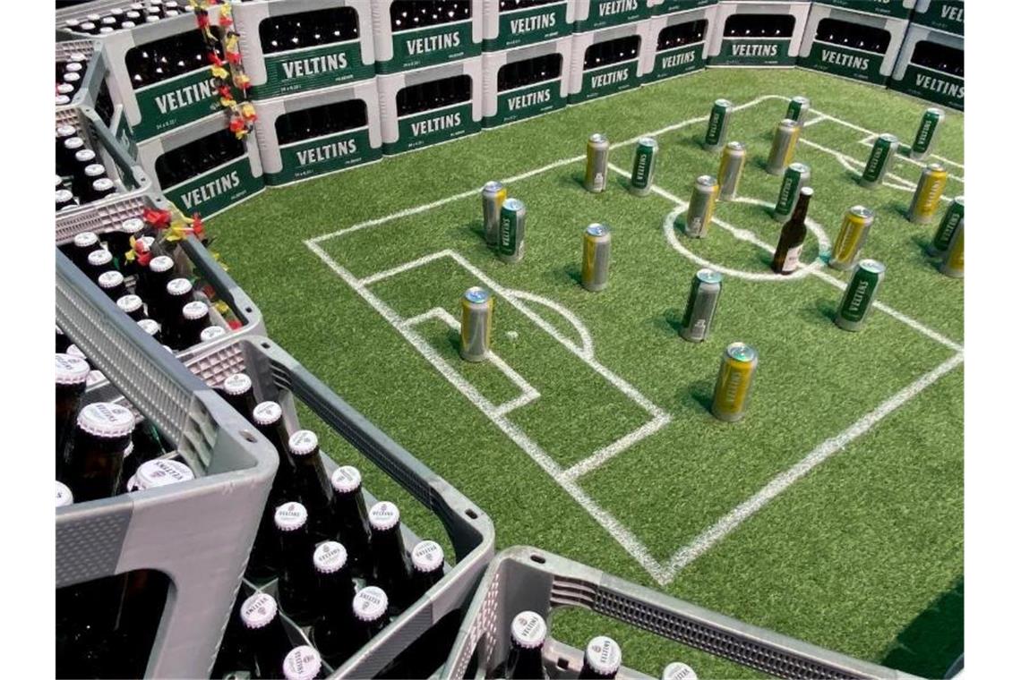 Corona bremst den Werberummel zur Fußball-EM Nachbau eines Stadions aus Veltins-Bierkästen anlässlich der EM. Nur noch zwei Wochen sind es bis zum Start der Fußball-Europameisterschaft. Doch von dem sonst üblichen Fußballfieber ist im Einzelhandel bislang kaum etwas zu spüren. Foto: Veltins/dpa