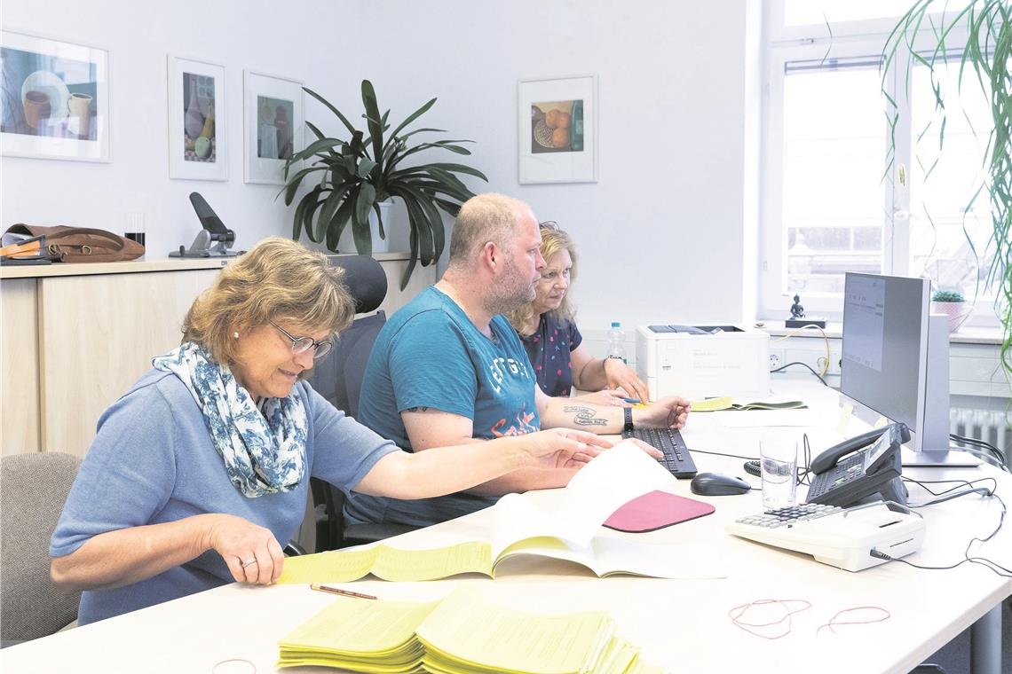 Nachdem am Sonntag die blauen Stimmzettel ausgewertet wurden, waren gestern unter anderem die gelben dran. Foto: J. Fiedler