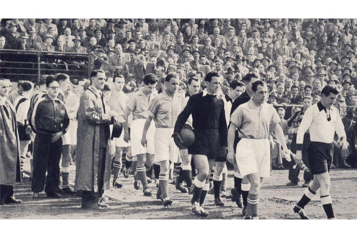Das DFB-Team in Stuttgart – zehn Highlights der Fußball-Geschichte Nachdem bereits das erste Länderspiel Deutschlands nach dem Zweiten Weltkrieg in Stuttgart stattfand (1:0 gegen die Schweiz), tritt die Mannschaft um Fritz Walter (rechts) 1953 erneut in der Landeshauptstadt an – diesmal in der Qualifikation für die Weltmeisterschaft 1954 gegen die Nationalelf des Saarlands. Von 1950 bis 1956 ist das damals autonome Saarland ein eigenständiges Mitglied beim Weltfußballverband Fifa. Das Spiel endet mit einem klaren 3:0 für Deutschland.