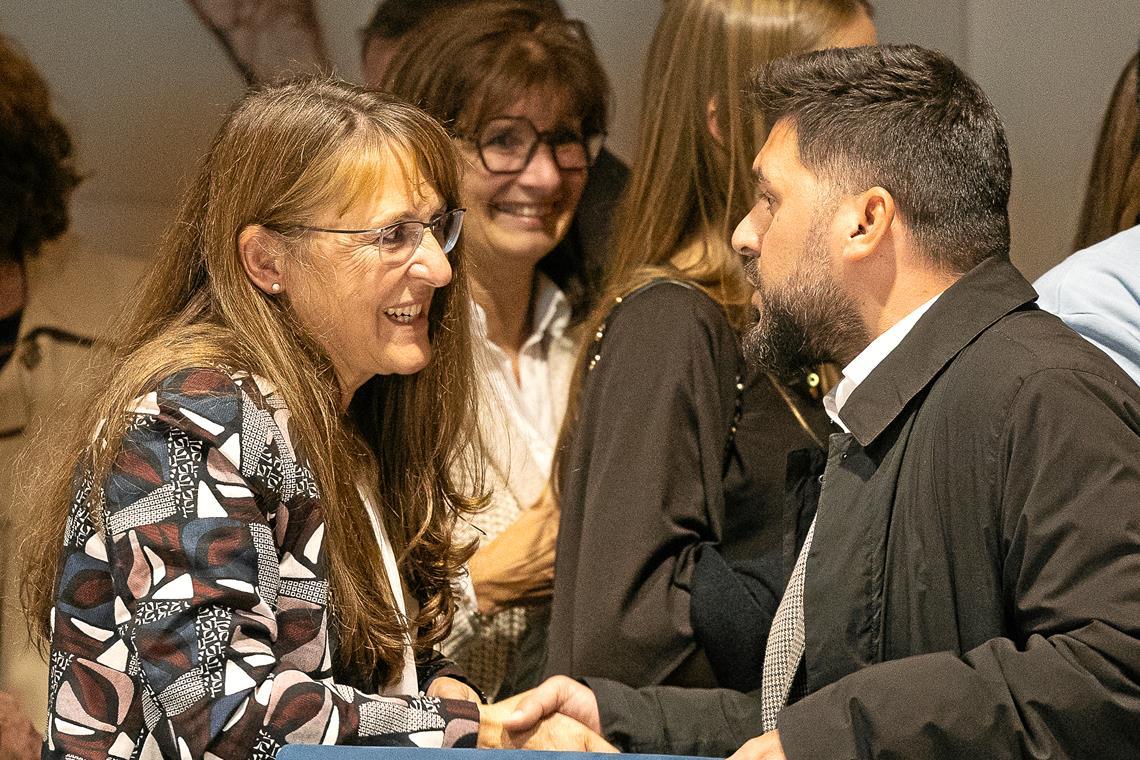 Nachdem das Ergebnis feststeht, geht Vatan Ukaj sofort auf Sabine Welte-Hauff zu, um ihr zu gratulieren. Foto: Alexander Becher