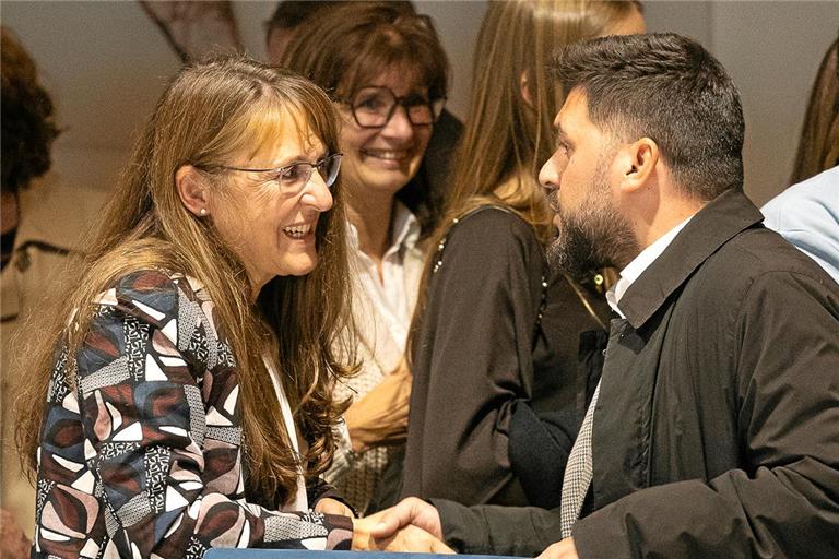 Nachdem das Ergebnis feststeht, geht Vatan Ukaj sofort auf Sabine Welte-Hauff zu, um ihr zu gratulieren. Foto: Alexander Becher