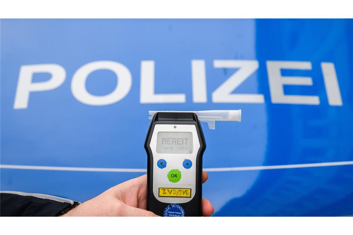 Lkw-Fahrer steckt seit einer Woche an Raststätte fest Nachdem der 40-Jährige über Tage nicht nüchtern wurde, nahmen ihm die Beamten seine Papiere ab. (Symbolbild)