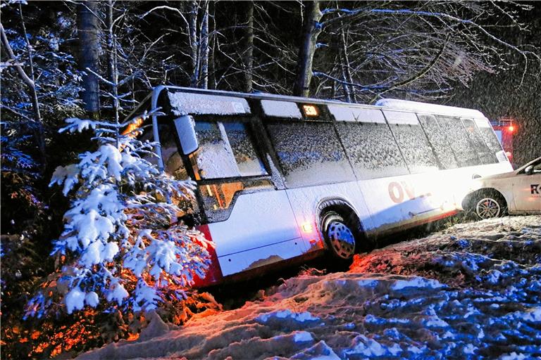 Nachdem der Bus in den Graben gefahren ist, prallt ein Auto gegen das Fahrzeug. Foto:  7aktuell.de/ Lermer 