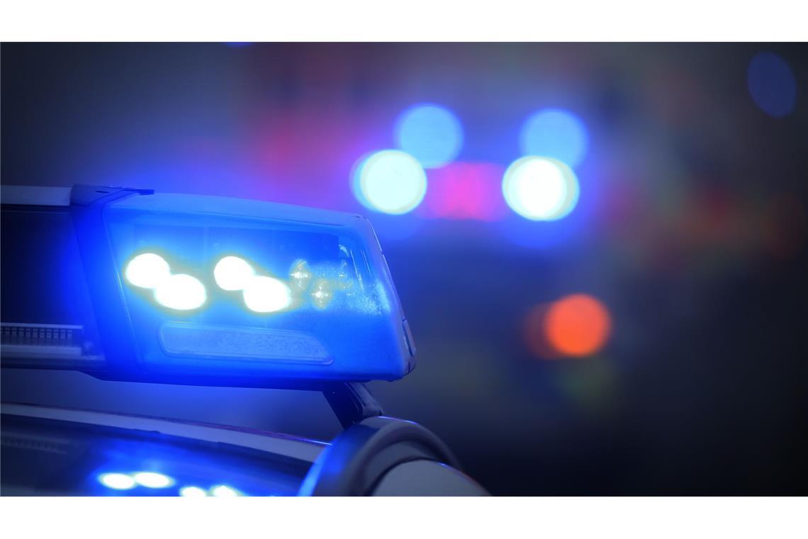 Nachdem der Mann ausgerechnet ein Polizeiauto überholt hatte, driftete er vor den Augen der Beamten immer weiter nach rechts (Symbolbild).